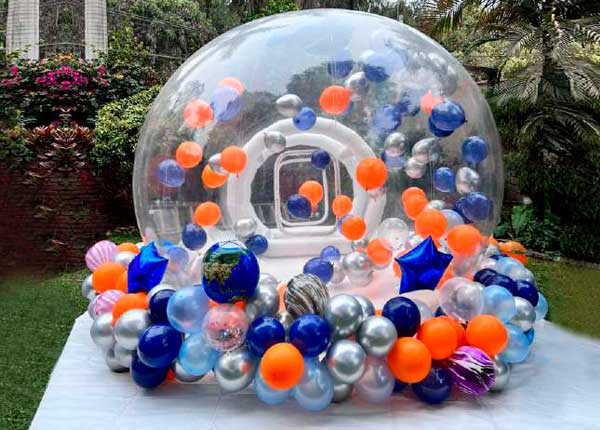 Burbuja House con globos en el interior completa