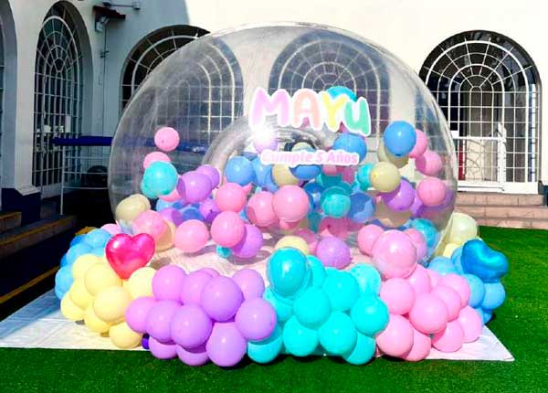 Burbuja con base de cama saltarina con globos en el interior completa